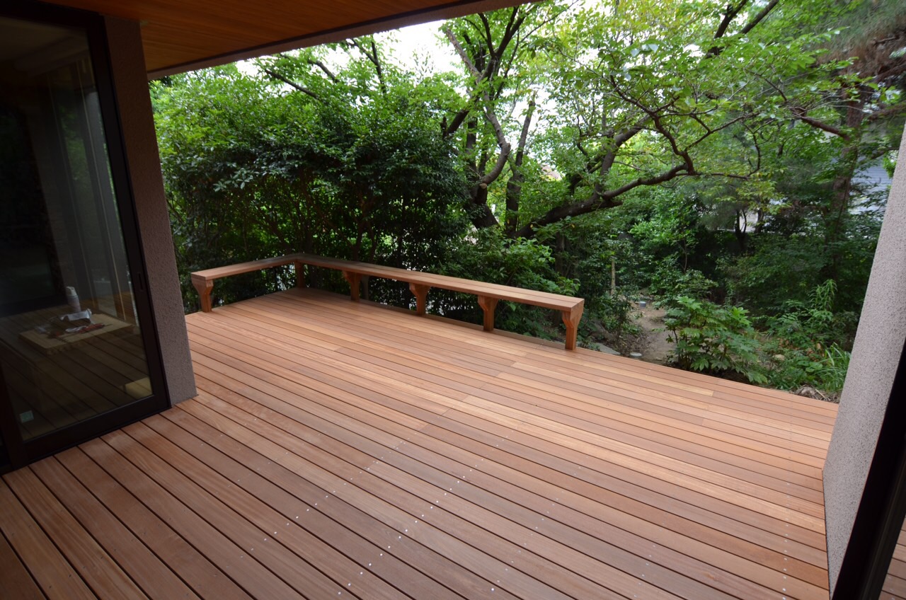 ウッドデッキで広がるおしゃれな暮らし