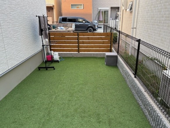 庭の魅力を引き立てる人工芝でおしゃれな空間へ